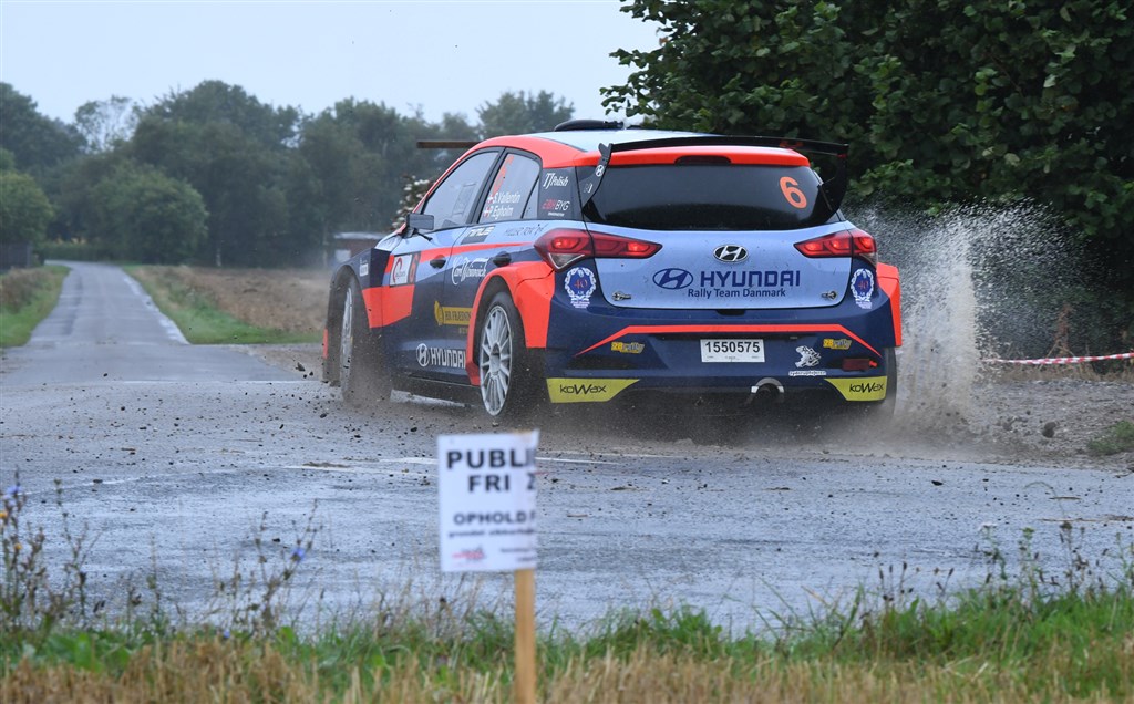 Regn, mørke og bl.a. en godt 27 kilometer lang rallyprøve på det nordvestlige Lolland satte præg på rallyets første del fredag aften.
(Foto: specialpress@gmail.com)